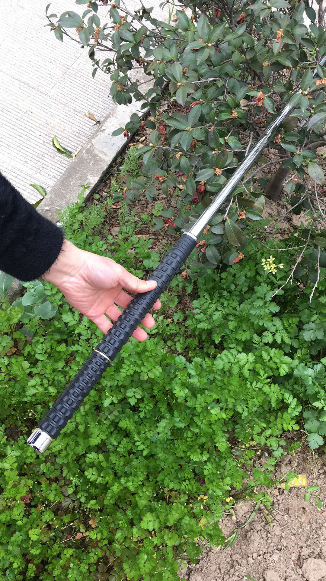 橡胶手柄加长款悍马甩棍伸缩棍战术棍近1米车载甩棍防身用品